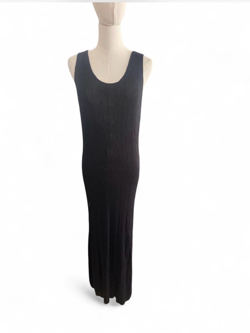 Sleek Black Ribbed Scoop-Neck Maxi Dress